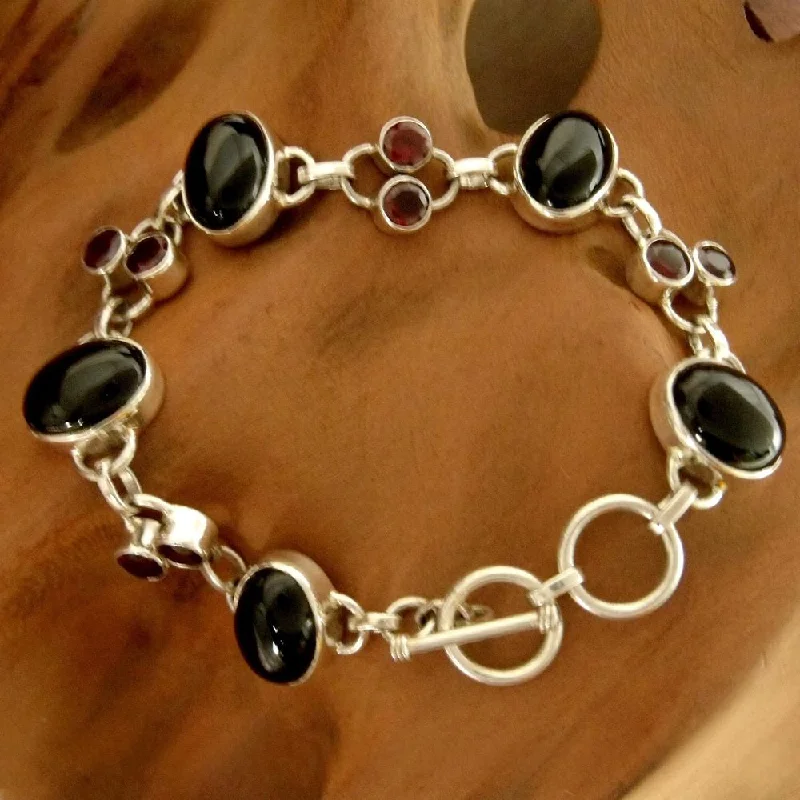 women’s silver cuff bracelets-Handmade Sterling Silver 'Festive Night' Onyx Garnet Bracelet (India)